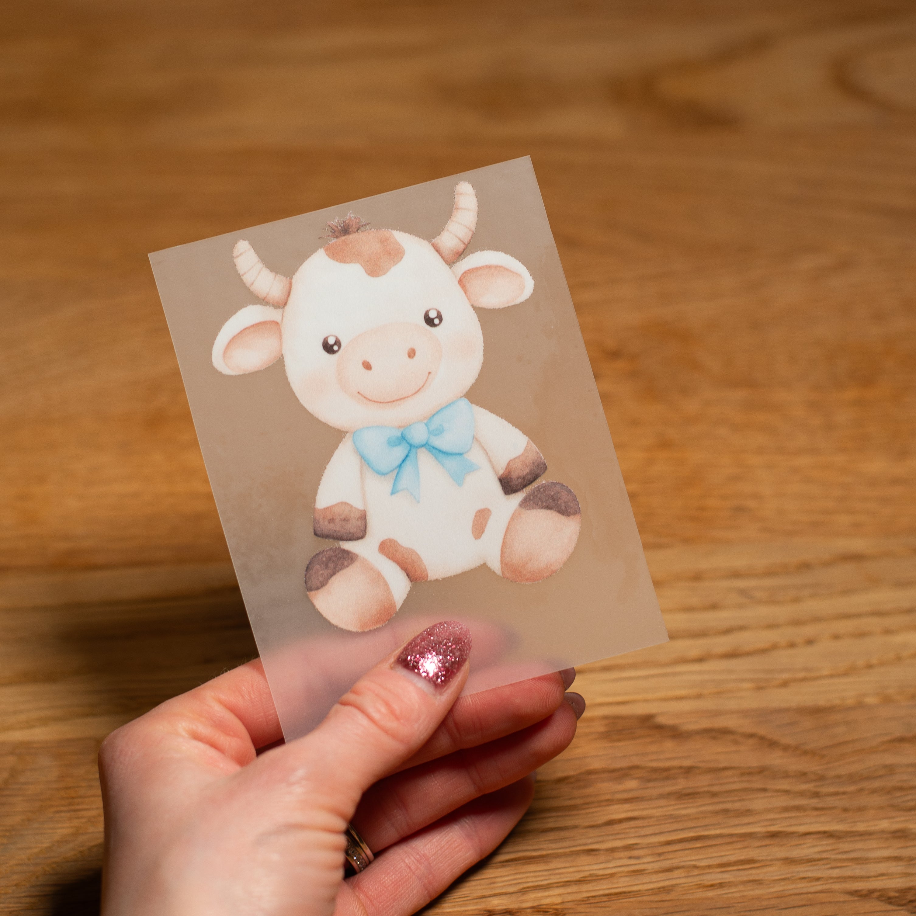 Kuh mit blauer Schleife